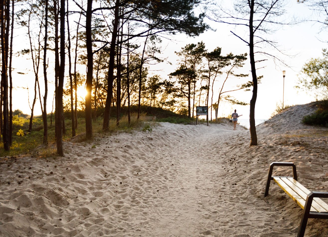 Pensjonat mieści się tuż przy zejściu na plażę 